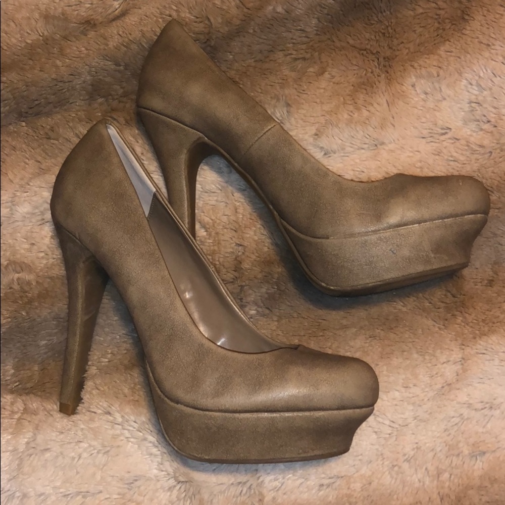 Jennifer Lopez high heels lucille grey